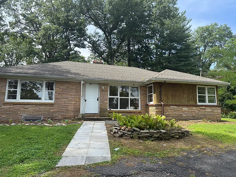 166 Midwood Rd — Photo 1