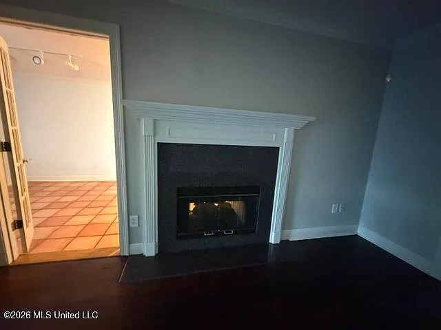 710 Mills Ave — Photo 5