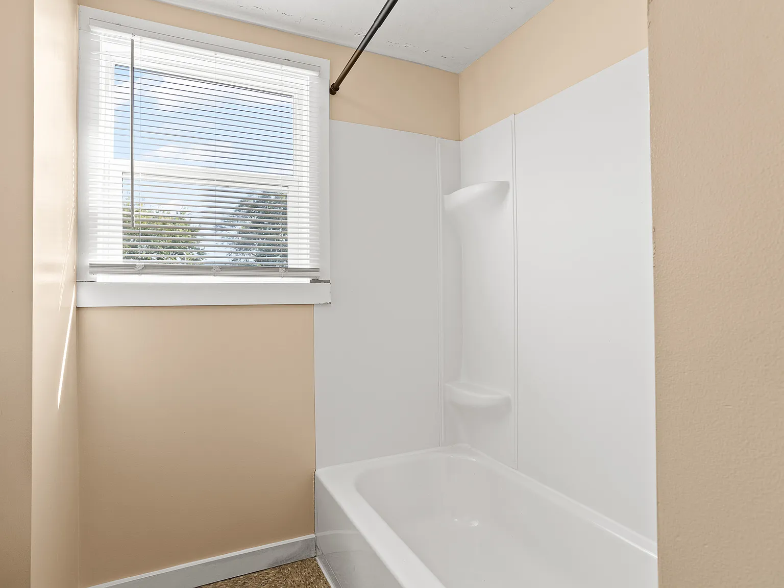 3 bed, 1296 sqft, $1,350 — Photo 3