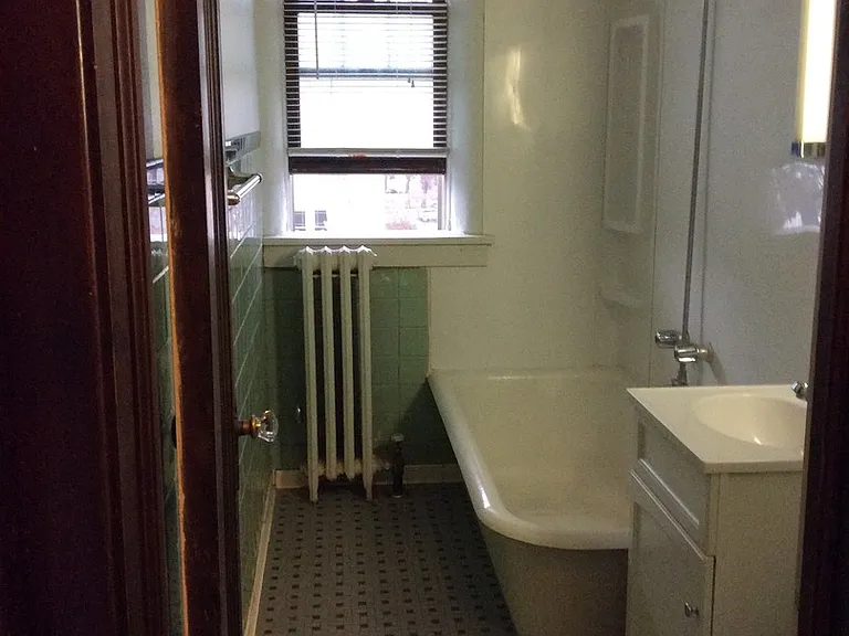 1642 Charles — Photo 3