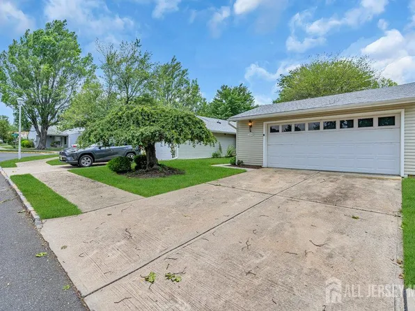 104 Chatham Dr #B, Monroe Township, NJ 08831