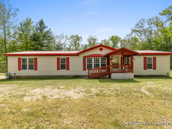 7838 E 80th St, Howard City, MI 49329