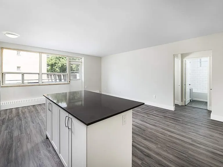 1301 Dundas St W — Photo 18
