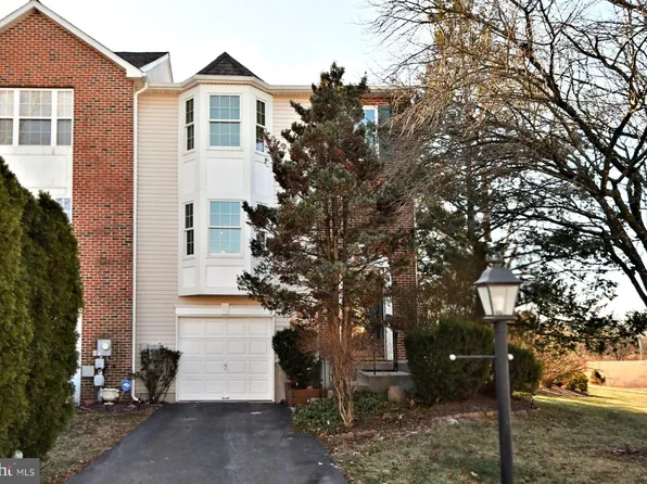 2 Hunt Club Dr, Collegeville, PA 19426