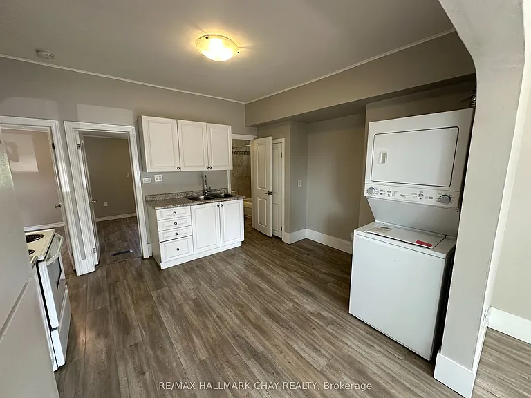 270 Moffat St #A — Photo 8