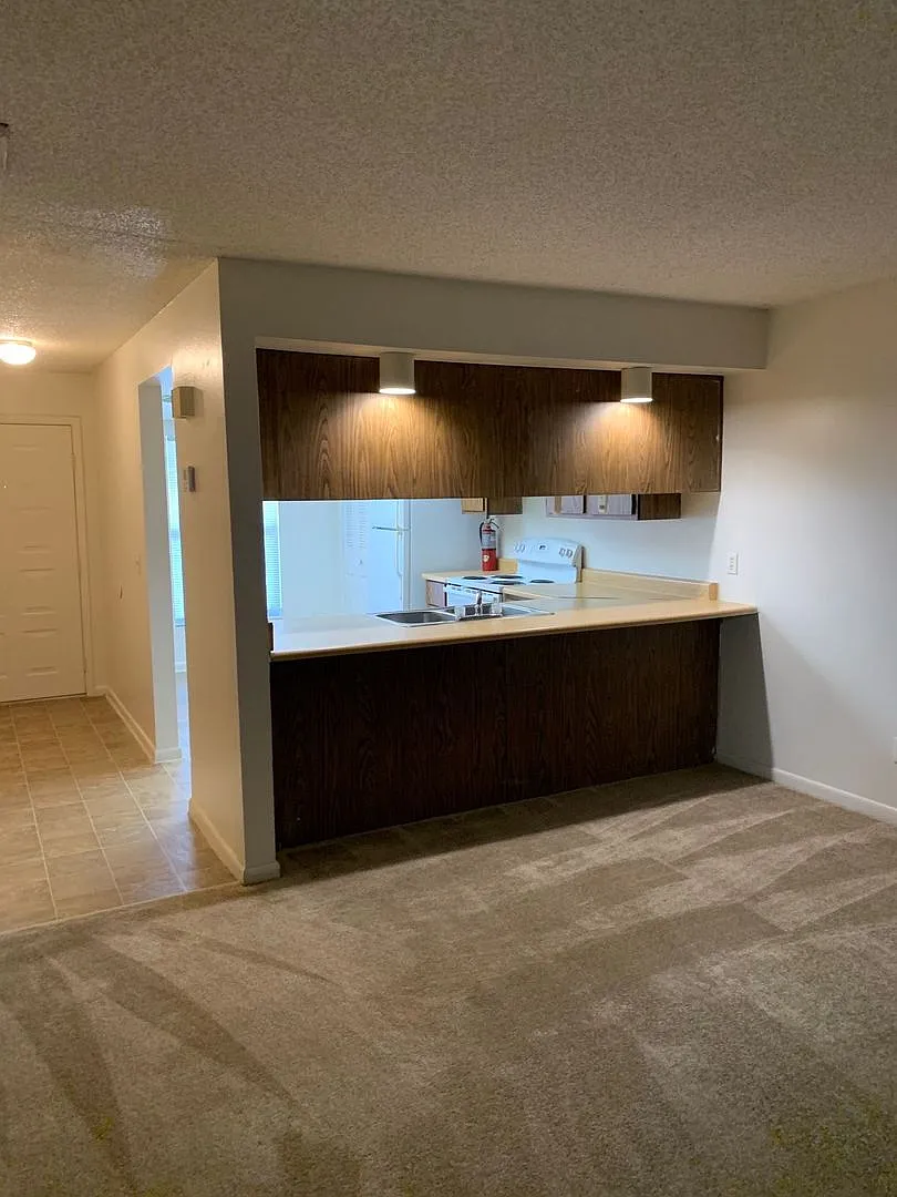 2 BR / 2 BA Condo In University Hylands — Photo 2