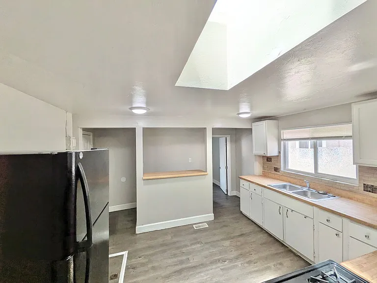 1021 E Abriendo Ave — Photo 8