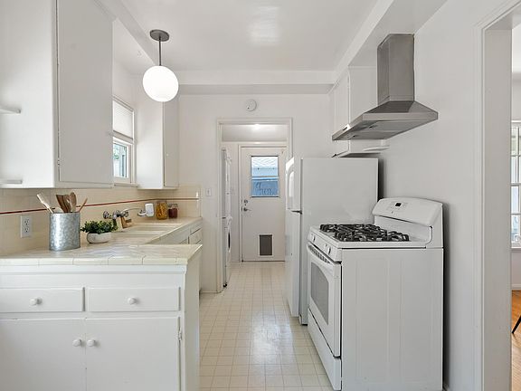 4th image of 1226 Hill St