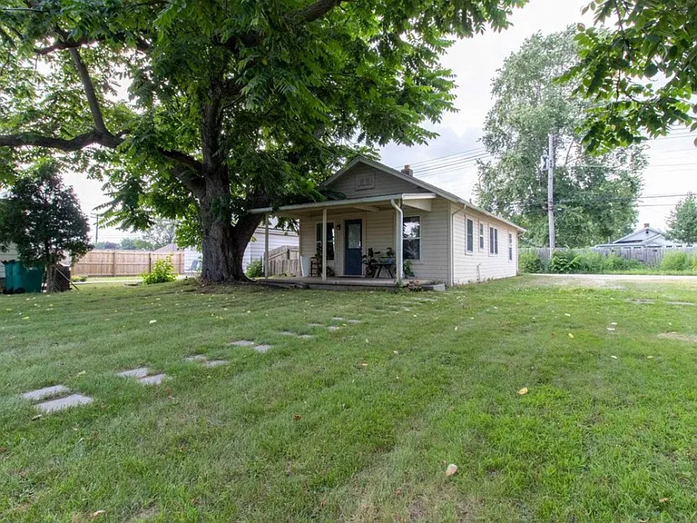 2022 Lincolnway E — Photo 1