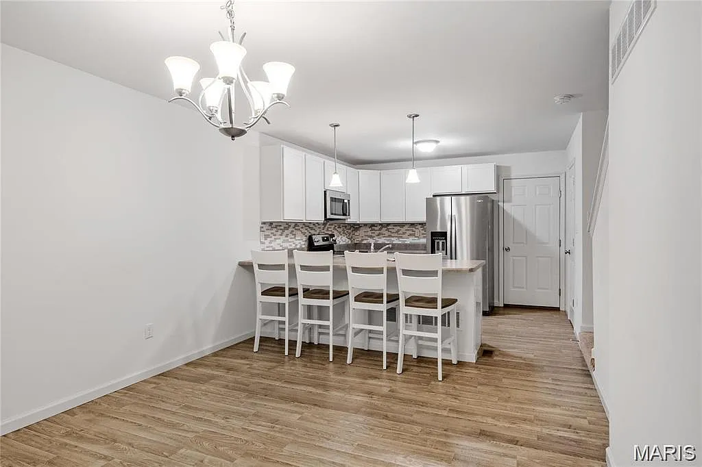 3 bed, 2.5 bath, 1380 sqft, $2,300 — Photo 4