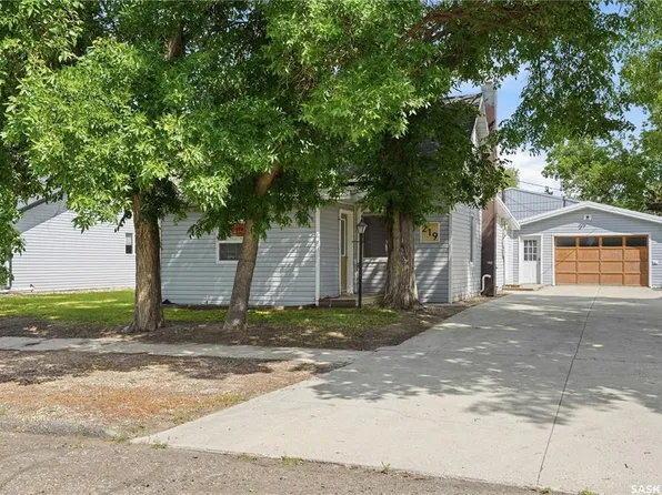 219 5th AVENUE W, Gravelbourg, SK S0H 1X0