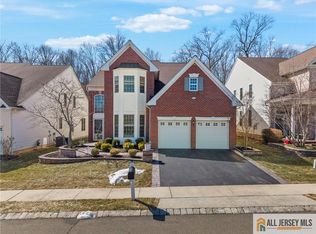 22 Edgemere Dr, Kendall Park, NJ
