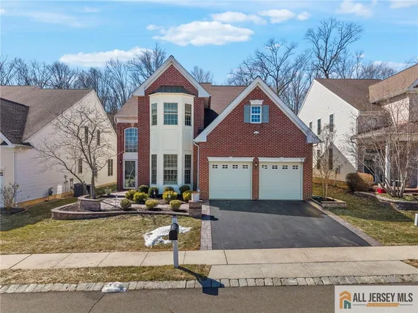 22 Edgemere Dr, Kendall Park, NJ 08824