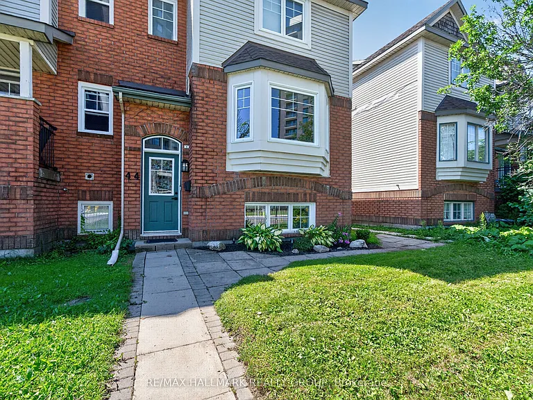 44 Centrepointe Dr — Photo 5