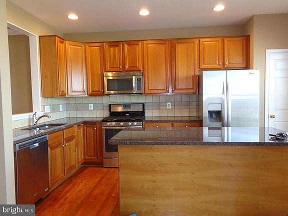 5th image of 725 Harbor Side St