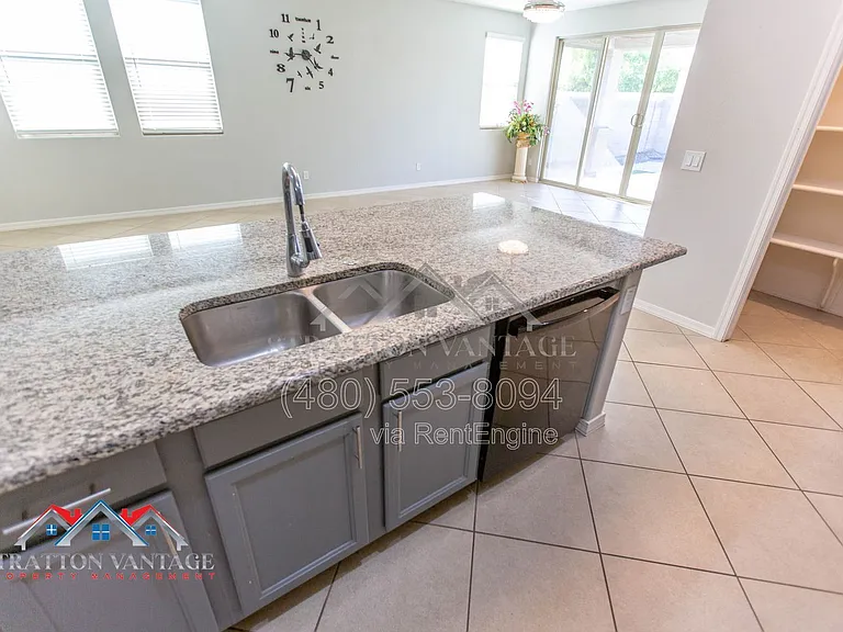 15244 W Moreland St — Photo 8