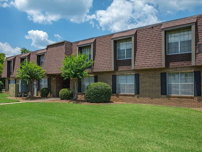 Chateau Apartments — Photo 9