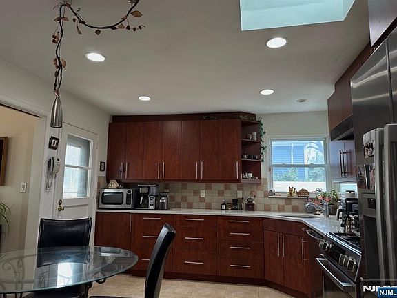 4th image of 986 Wildwood Rd