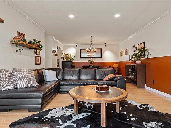 5th image of 8975 Mary St #306
