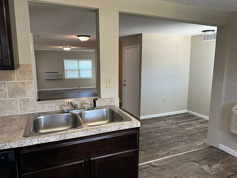 417 N Walnut St — Photo 22