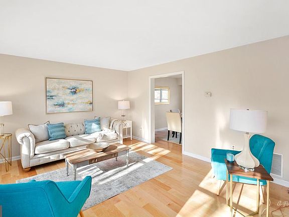 3rd image of 105 Founders Cir