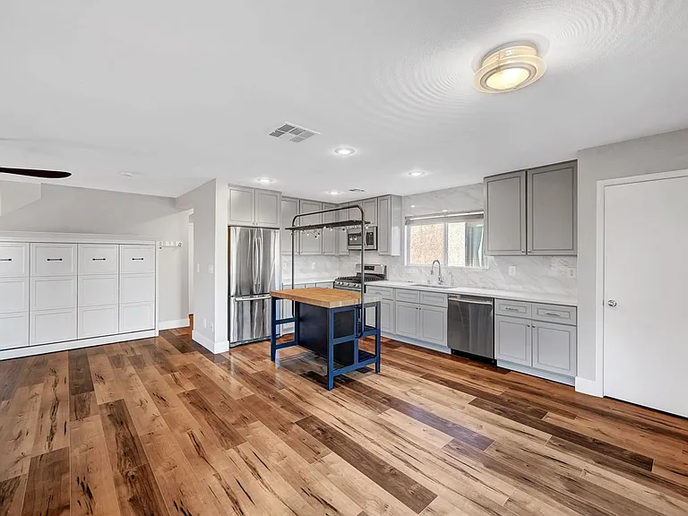 812 Sistine St — Photo 11