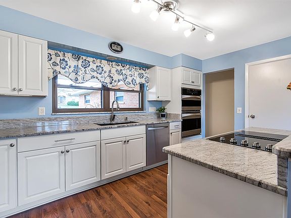 4th image of 216 Mikkelsen Dr