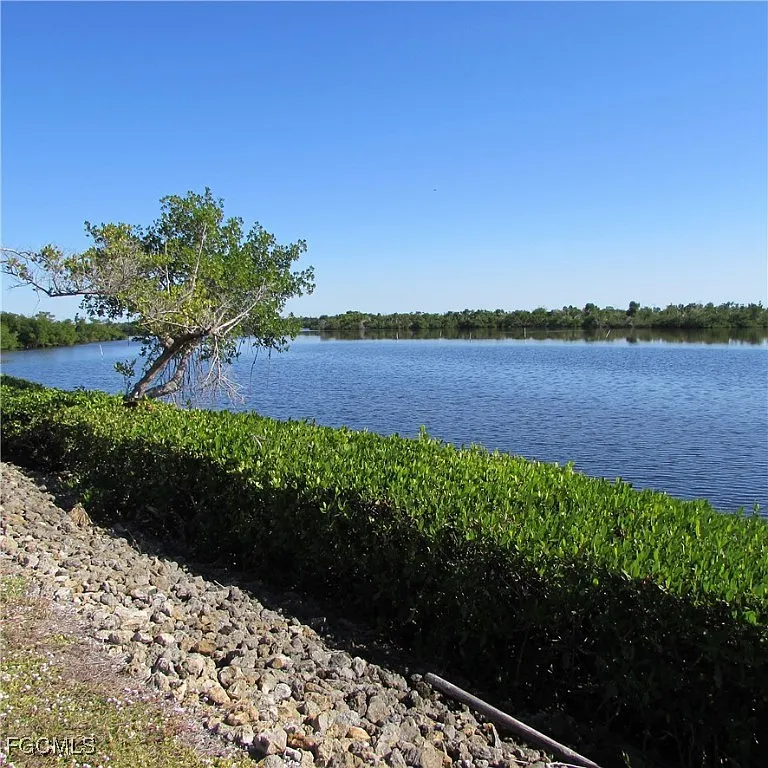2 bed, 2.5 bath, 1082 sqft, $2,300 — Photo 3