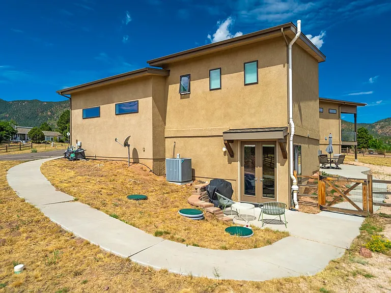 3885 Sierra Vista Rd — Photo 4