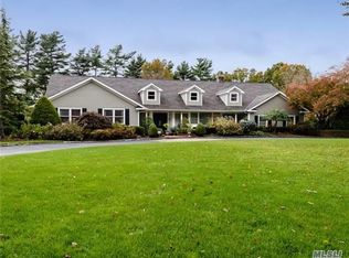 10 Terrace Ct, Old Westbury, NY 11568