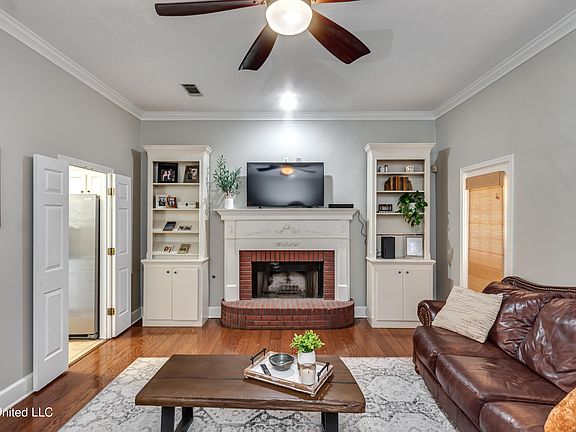 4th image of 1021 Cumberland Dr