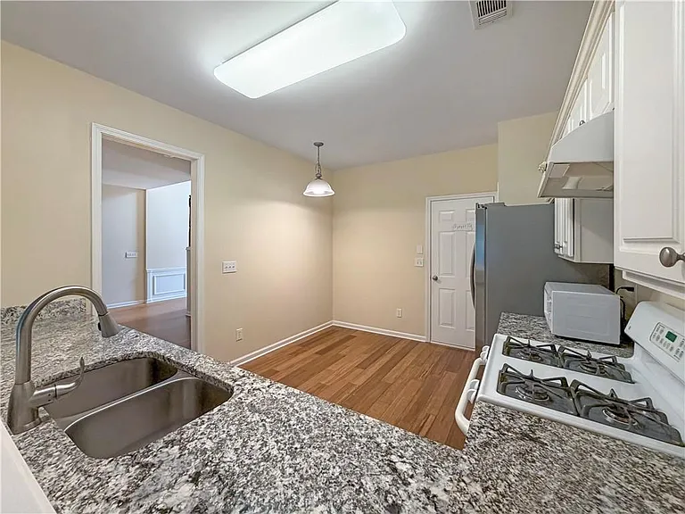 2380 Fairlie Dr — Photo 11