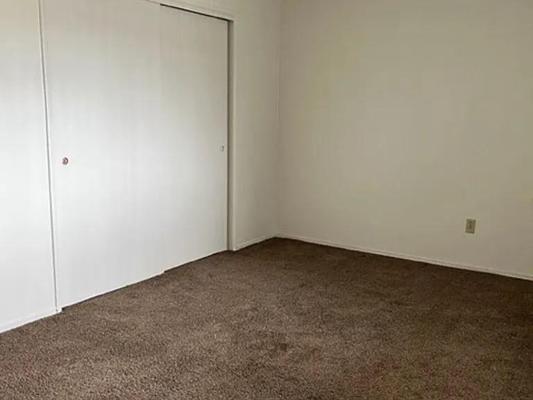 25380 Park Ave — Photo 16