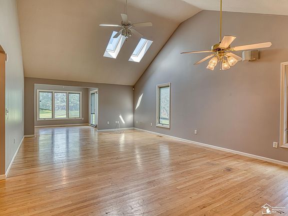 3rd image of 1626 Spruce Ct