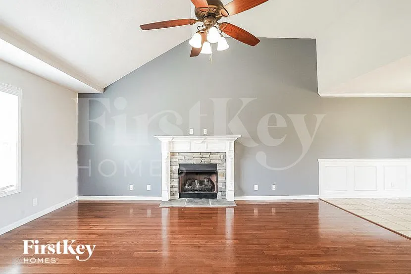 5 bed, 3.0 bath, 2386 sqft, $2,200 — Photo 2