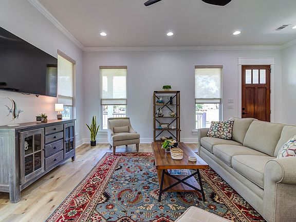 4th image of 413 S Burke Ave