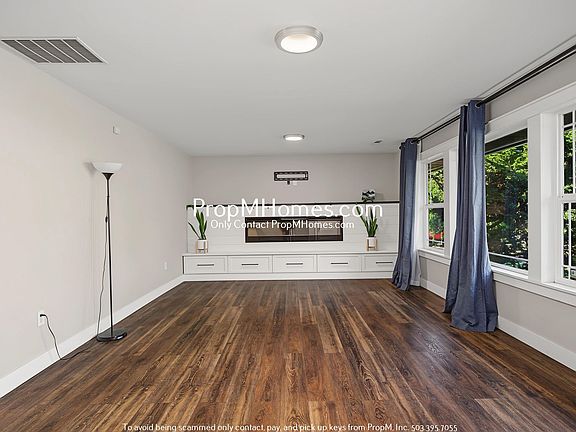 3rd image of 503 NE Birchwood Ter