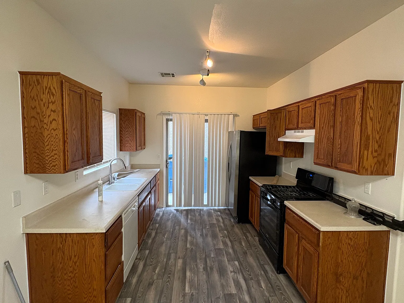 3 bed, 2.5 bath, 1321 sqft, $1,700 — Photo 4