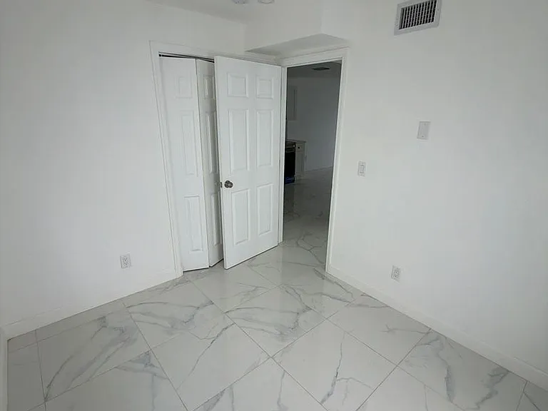 729 SW 3rd St — Photo 9