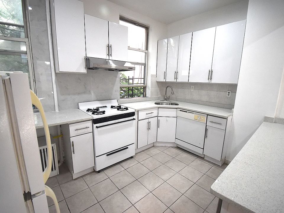 1st image of 145 Smith St APT 1