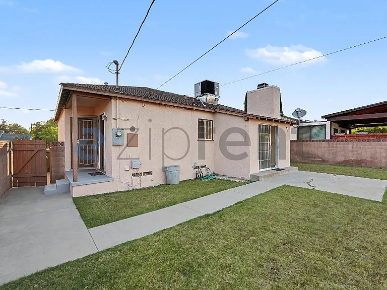 10916 Noble Ave — Photo 22