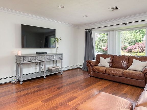 5th image of 10 Valerie Ln