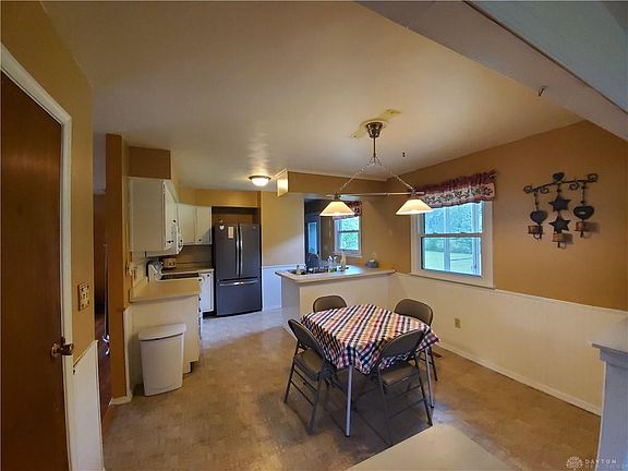 4th image of 633 Carriage Dr