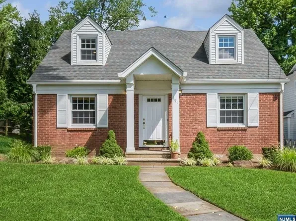 151 Columbus Dr, Tenafly, NJ 07670