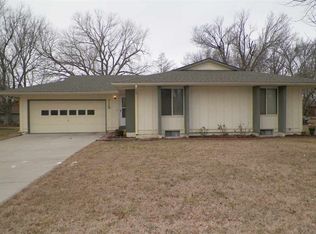 715 Crescent Dr, Hesston, KS 67062
