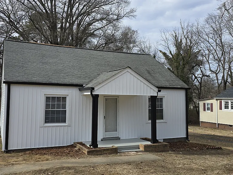 207 Maple Ln — Photo 2