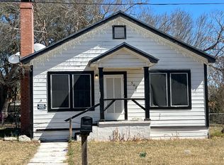 302 W Moore Ave, Devine, TX 78016