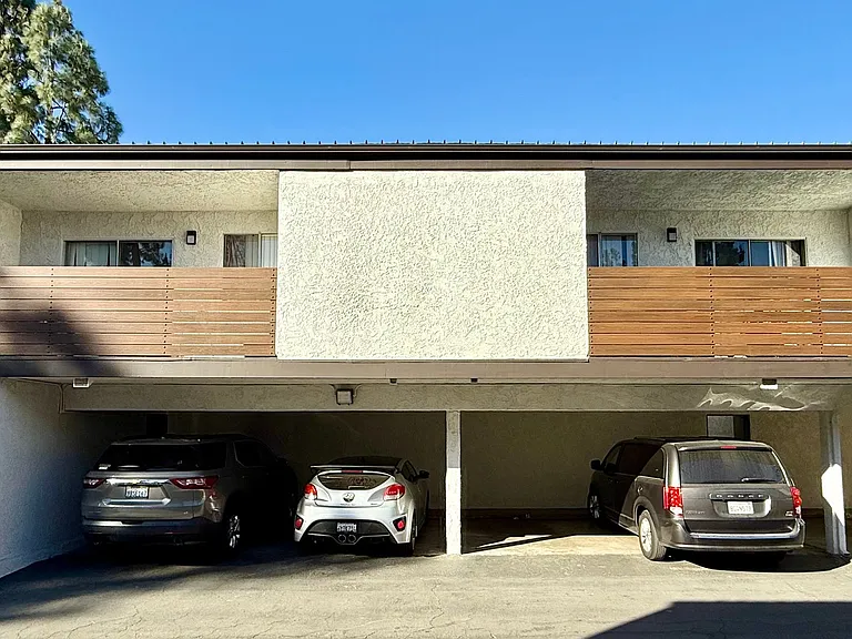 Daisy Apartments — Photo 25