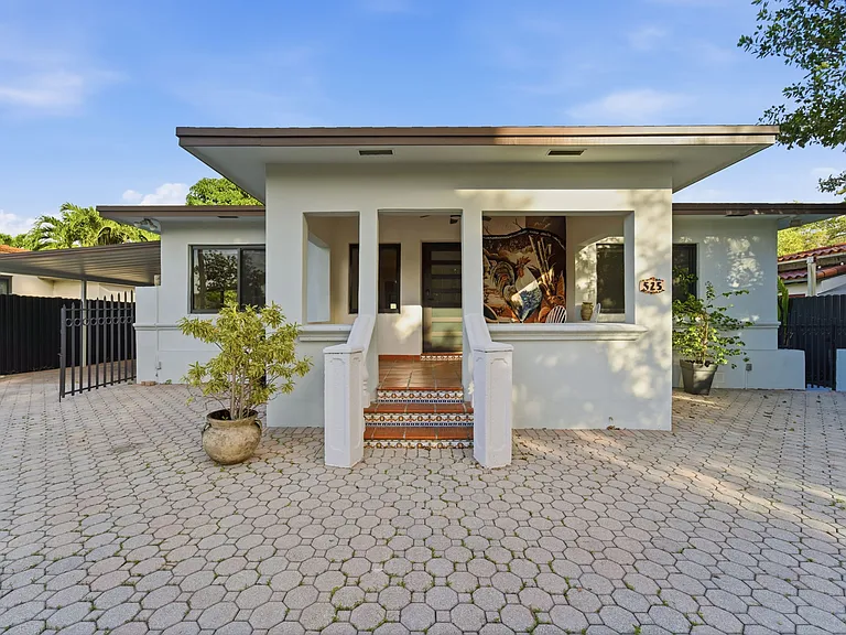 525 NW 32nd Ave — Photo 1