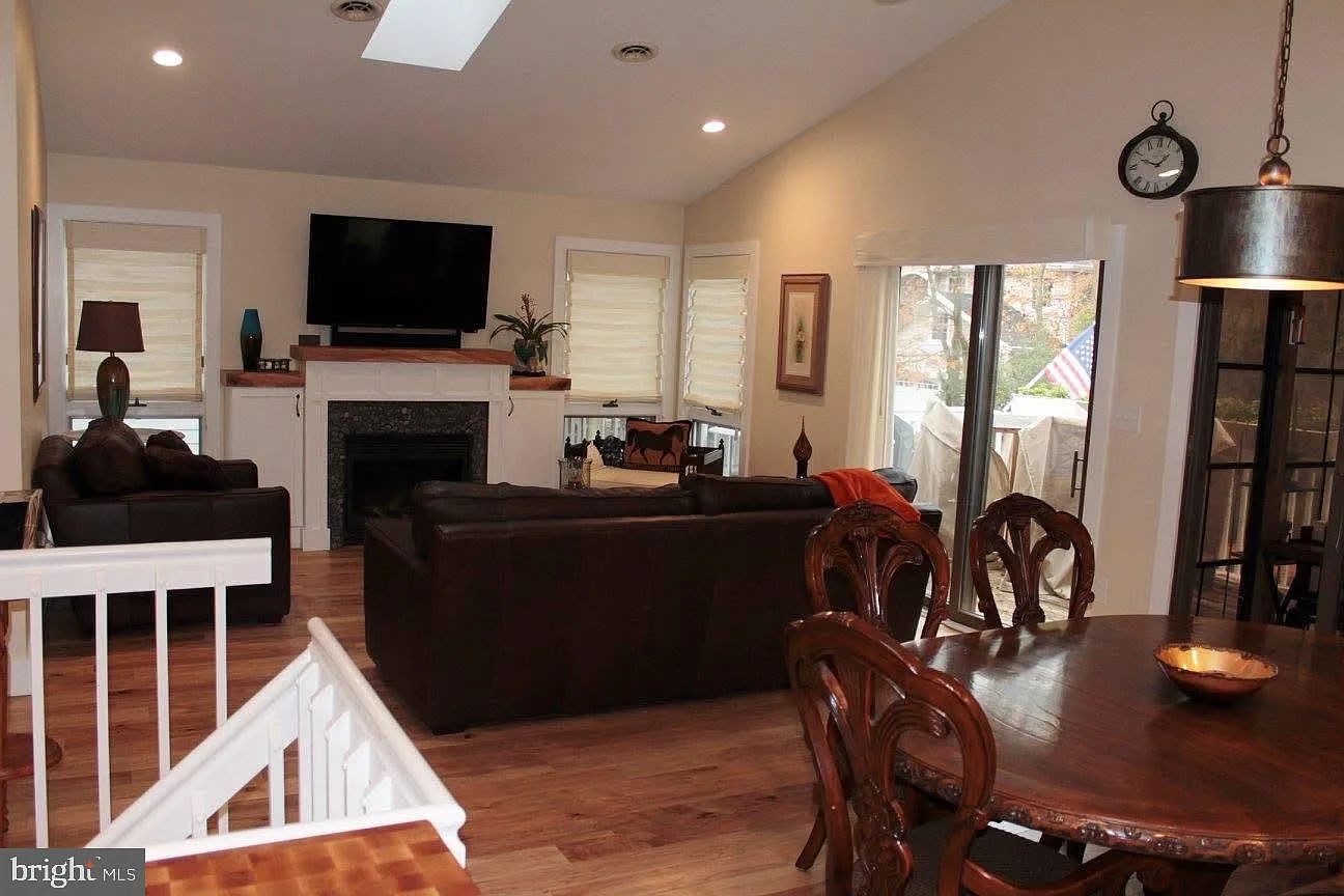 3 bed, 2.0 bath, 1700 sqft, $2,500 — Photo 2